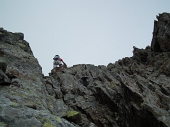 73 traversino su roccette in cresta...